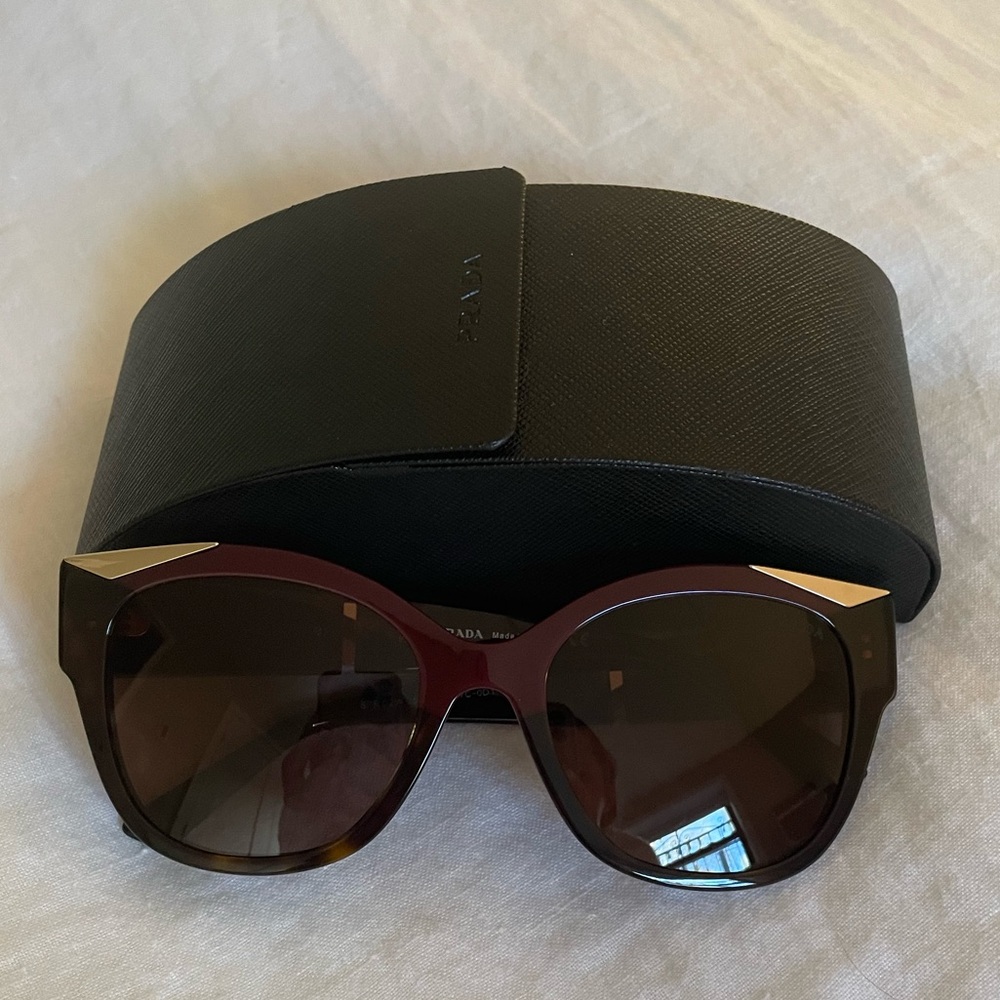 NWOT Prada Sunglasses PR 02WS SPR02WS 07C-0D1 Cherry/Havana W Gold Accent